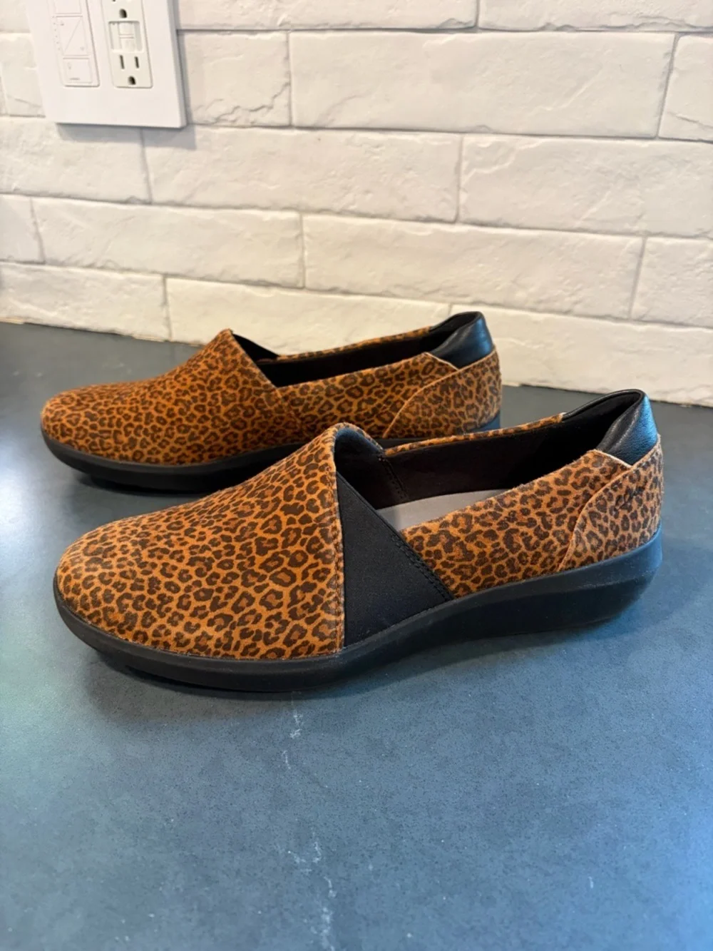Clarks Collection sz 10 Kayleigh STep Cheetah Print leather Slip-On Shoes